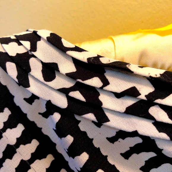 “Spence” Black & White sleeveless Blouse. Size: Medium - Picture 3 of 4